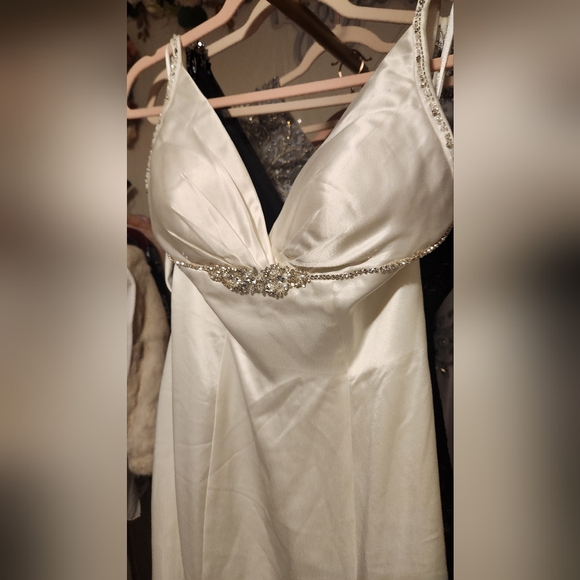 NWT Size 8 Venus Bridal Pallas Athena Ivory Satin Rhinestone Waist & Straps - Picture 7 of 10